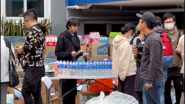 Moradores do arranha-céus destruído pelo fogo em Hong Kong recebem água, comida e roupas 