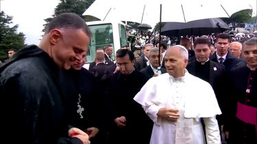 Papa reza no túmulo de santo venerado por cristãos e muçulmanos e apela à paz no Líbano 