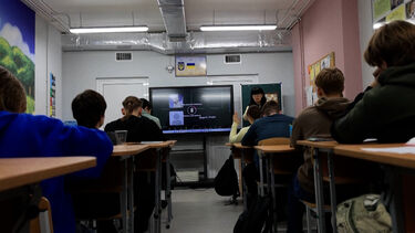 Crianças frequentam escola subterrânea em Kharkiv enquanto guerra continua