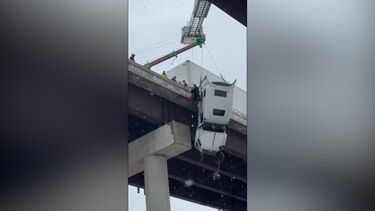 Imagens impressionantes mostram o resgate de motorista que ficou com camião suspenso em ponte nos EUA   