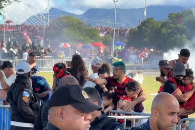 Vídeo mostra confrontos entre adeptos do Flamengo e polícia do Rio de Janeiro  
