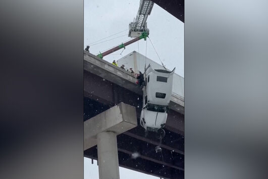 Imagens impressionantes mostram o resgate de motorista que ficou com camião suspenso em ponte nos EUA   
