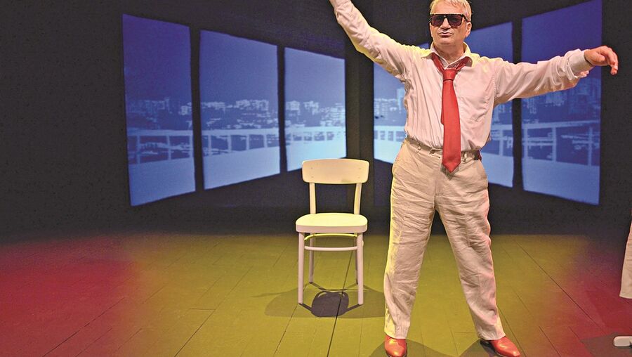 José Pedro Gomes em palco com a peça 'Estamos Todos'