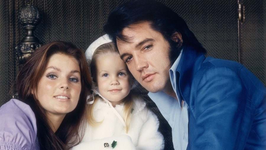 Elvis Presley com a mulher, Priscilla, e a filha de ambos, Lisa Marie