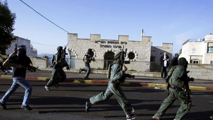 Militares protegem o perímetro à volta da sinagoga