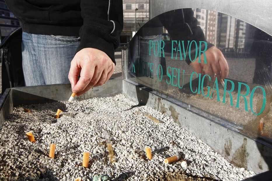 Tabaco, cinzeiro, beatas, fumador