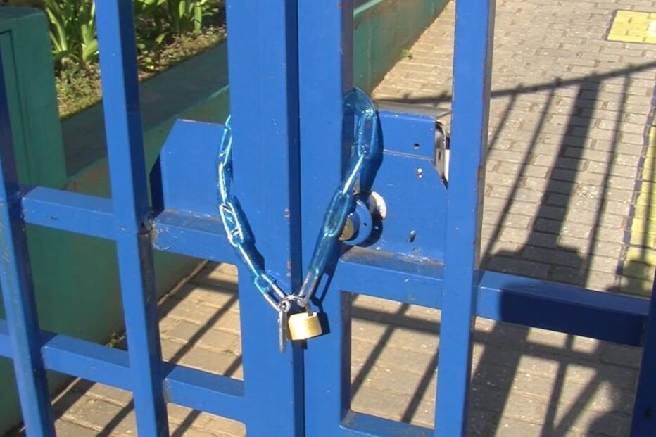 protesto, escola fechada a cadeado