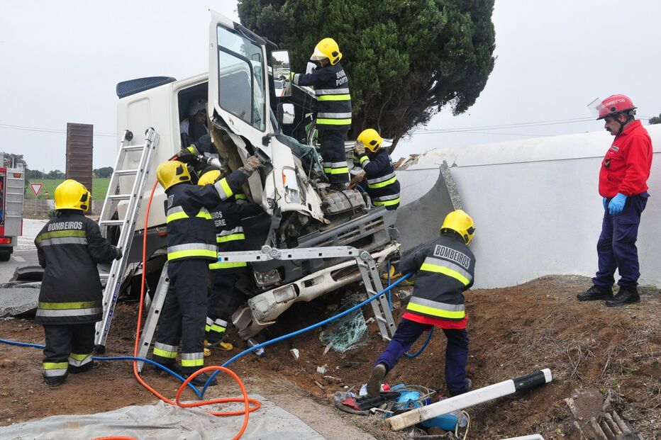 Acidente, camião, cemitério