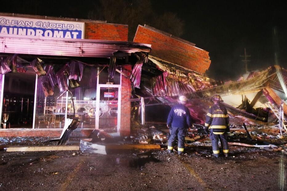 Bombeiros, Ferguson, Missouri, EUA, incendio, protestos