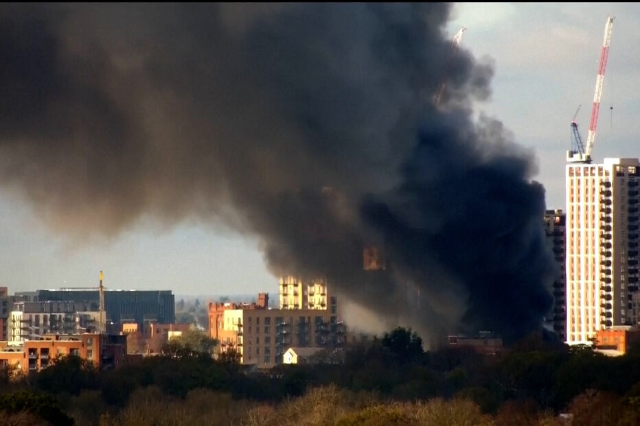 Incêndio em armazém provoca enorme coluna de fumo negro em Londres