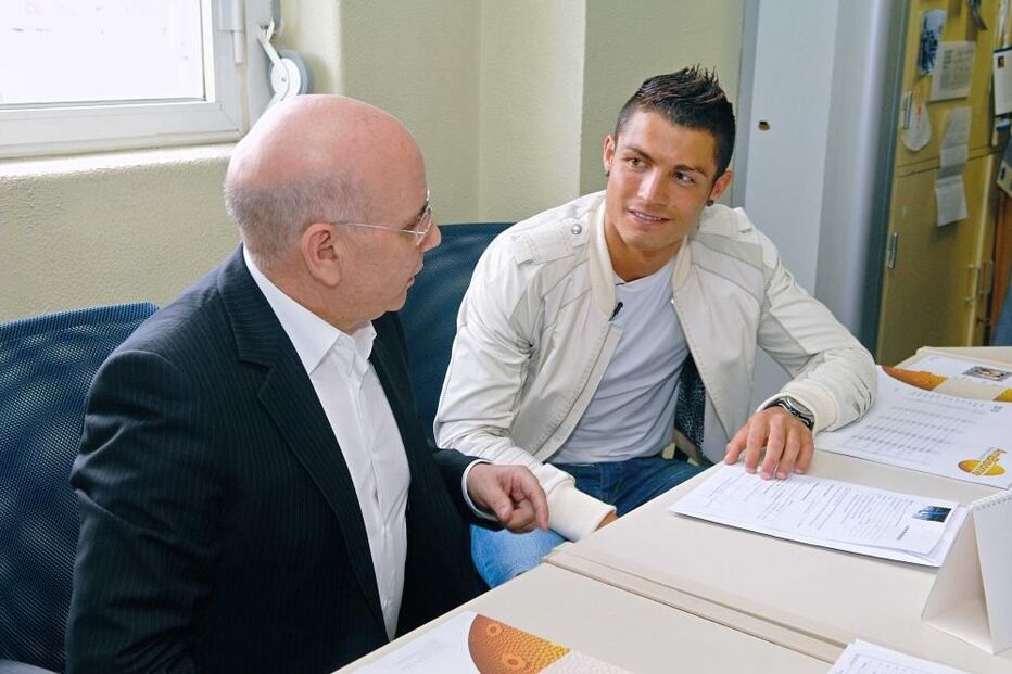 28-11-2014_19_25_55 DR junho 2010 - O ex-deputado do PSD com Cristiano Ronaldo.jpg