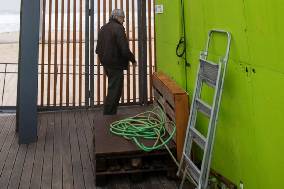 temporal, destrói, bares, praia