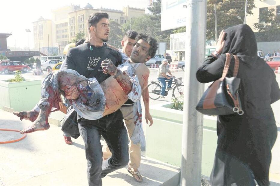 Sayed Mustafa Sadat, jogador, râguebi, transporta, ferido, atentado suicida, Cabul, Afeganistão.JPG