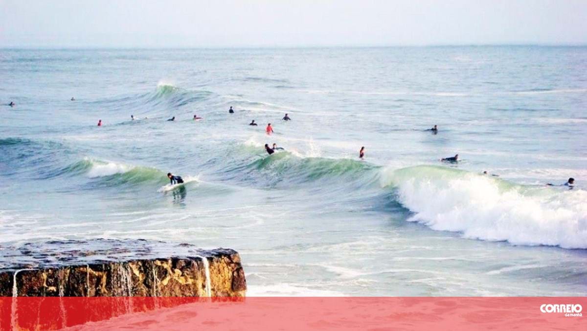 25 surfistas em dificuldades resgatados na praia de Carcavelos, Cascais