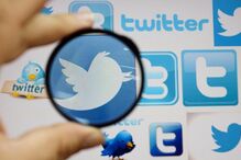 Fintou postos militares disfarçada, viajou num barco de madeira e teve a ajuda dos EUA. Como Corina Machado fugiu da Venezuela