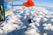 Susto na Austrália: paraquedista fica preso na asa do avião a mais de 4500 metros de altura