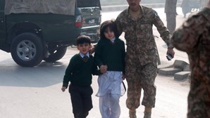 Ataque a escola em Peshawar causa 141 mortos