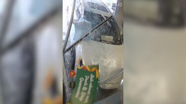 Momento em que carro entra pela montra de uma loja dos EUA 