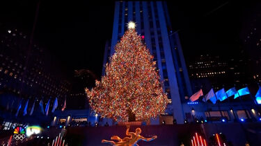 Árvore de Natal do Rockefeller Center volta a iluminar Nova Iorque