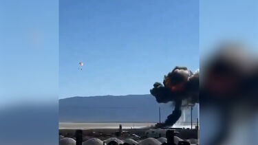 Piloto ejeta-se antes de avião se despenhar no deserto da Califórnia   