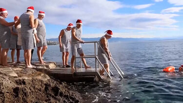 Nadadores de inverno enfrentam o mar Adriático há mais de 20 anos  