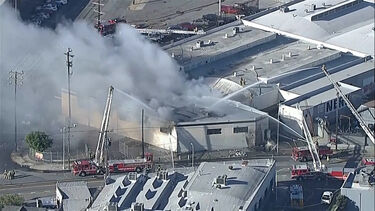 Bombeiros combatem grande incêndio em edifício comercial em Los Angeles 