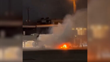 Imagens mostram chamas após incêndio em equipamento de carga num aeroporto em São Paulo