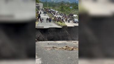 Imagens impressionantes mostram o momento em que estrada desaba e abre enorme cratera na Indonésia  