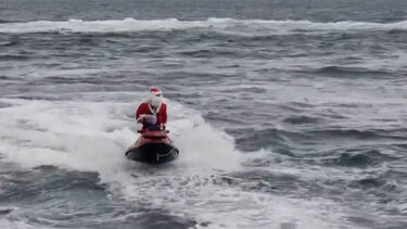 Pai Natal troca trenó por mota de água no Brasil 