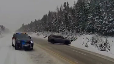 Polícia escapa por pouco de carro descontrolado durante tempestade de neve 