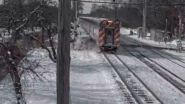 Carro aproxima-se de linha de comboio e acaba abalroado nos EUA 