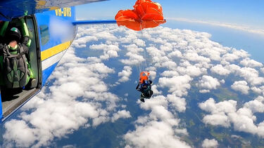 Susto na Austrália: paraquedista fica preso na asa do avião a mais de 4500 metros de altura