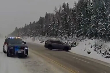Polícia escapa por pouco de carro descontrolado durante tempestade de neve 