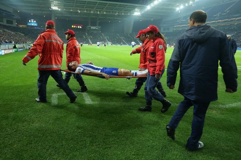 10-12-2014_21_55_21 ruben neves sai lesionado.jpg