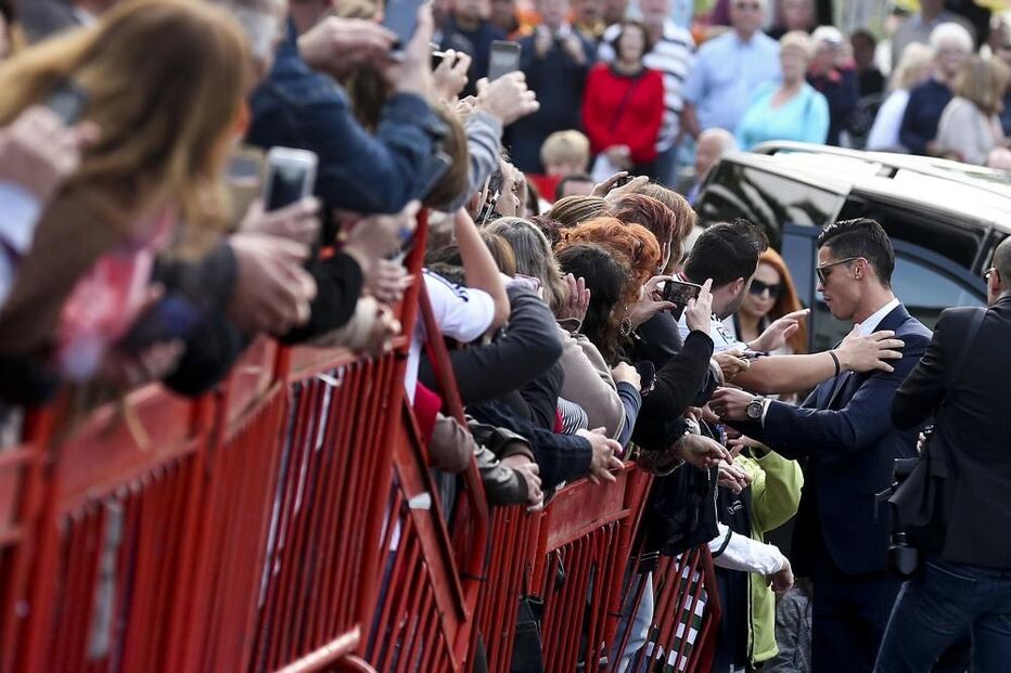 21-12-2014_12_34_18 O jogador do Real Madrid dá autorgrafos antes da homenagem no Funchal - Lusa.jpg