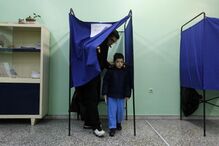 25-01-2015_12_13_35 6 - Cabine de voto improvisada numa escola em Atenas.JPG