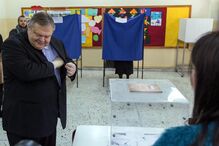 25-01-2015_12_27_59 8 - Venizelos prepara-se para votar na urna .JPG