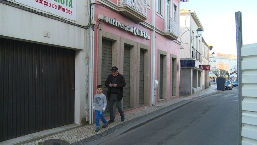 Funcionária foi surpreendida por um jovem, que levou várias peças e se pôs em fuga de imediato