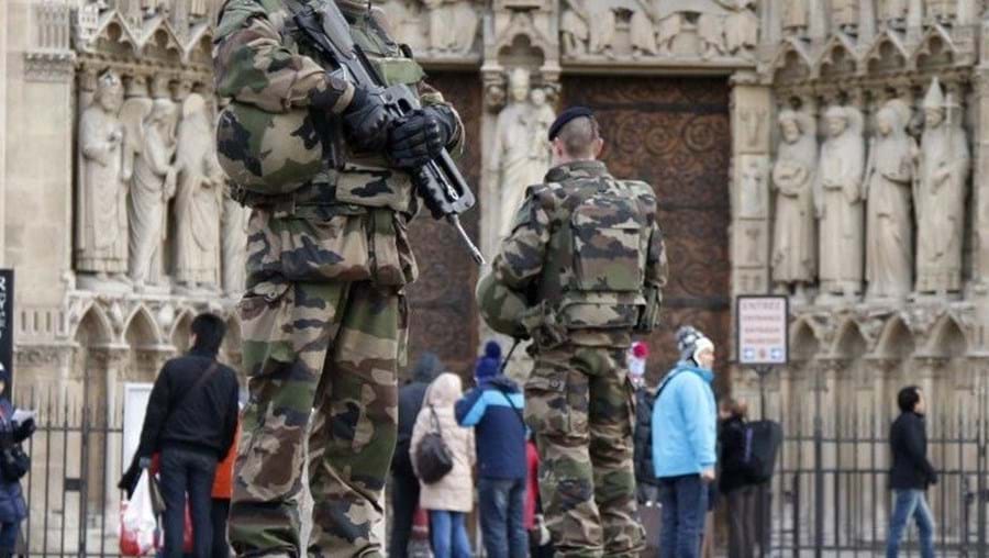 Primeiro-ministro francês diz que as autoridades precisam de vigiar "quase 1300 pessoas" envolvidas com grupos 'jihadistas'