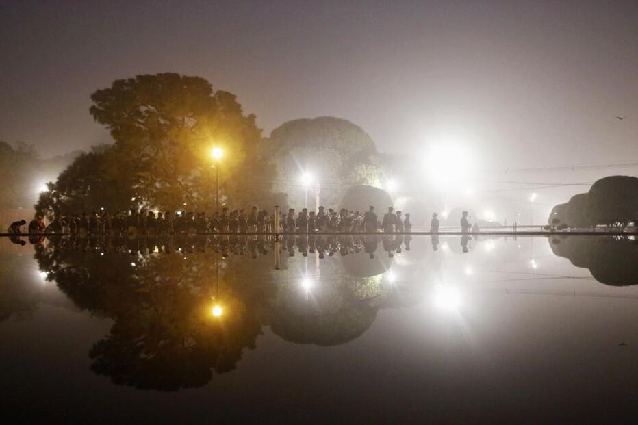 06-01-2015_21_42_39 10 - Band members of the Indian security forces, rehearse for the Republic Day parade on a cold winter morning in New Delhi.JPG
