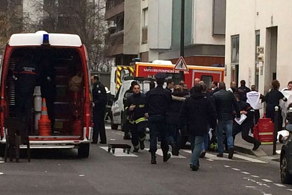 07-01-2015_11_57_50 bombeiros à porta do jornal twitter.jpg
