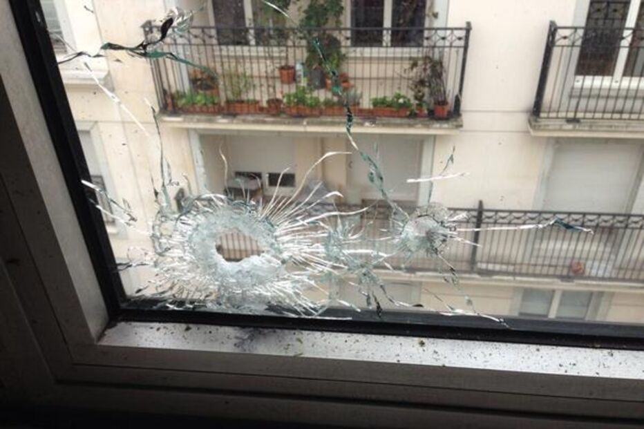 07-01-2015_11_57_56 buraco de uma das balas disparadas twitter.jpg