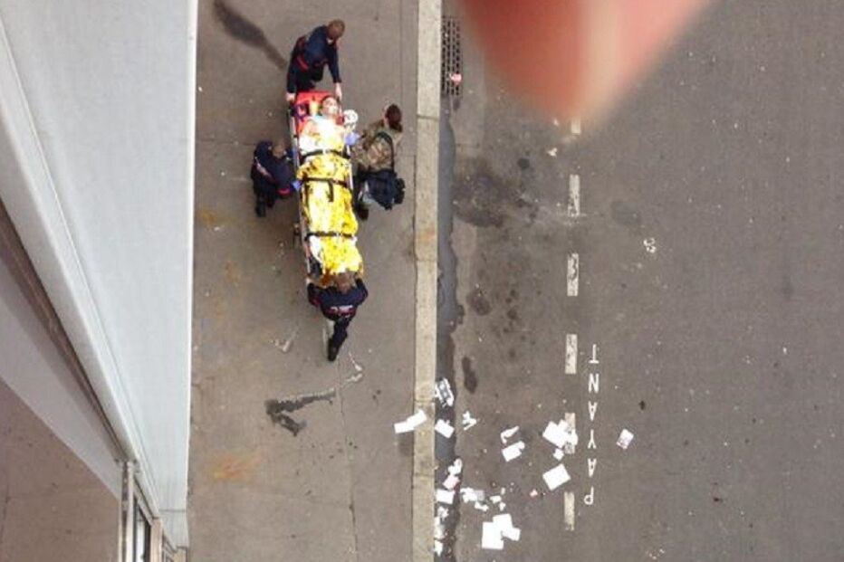 07-01-2015_12_04_48 foto do segundo ferido a ser retirado do local twitter.jpg