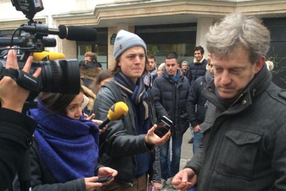 07-01-2015_12_04_58 uma testemunha fala aos jornalistas logo após o tiroteio twitter.jpg