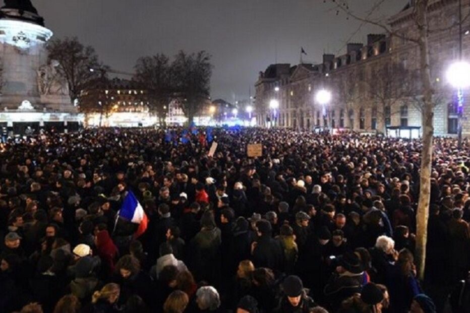 07-01-2015_18_42_25 charlie 6 - ruas de paris.jpg