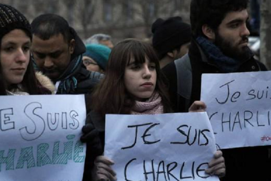 07-01-2015_18_42_40 charlie2 - manifestantes em paris.jpg