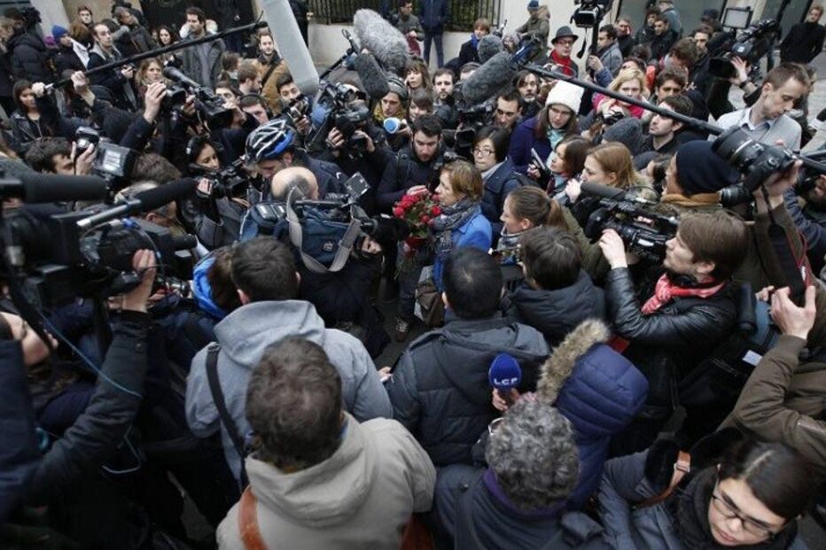 07-01-2015_18_43_26 charlie8 - mulher com flores.JPG