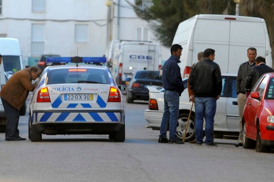 atira, arma, água, tenta, matar