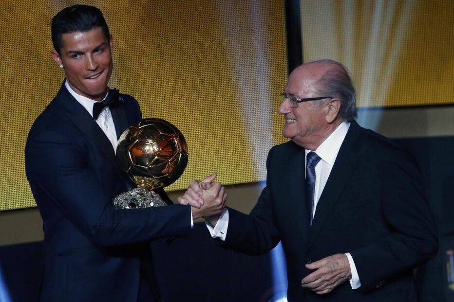 Cristiano Ronaldo recebe a sua terceira Bola de Ouro das mãos do presidente da FIFA, Joseph Blatter
