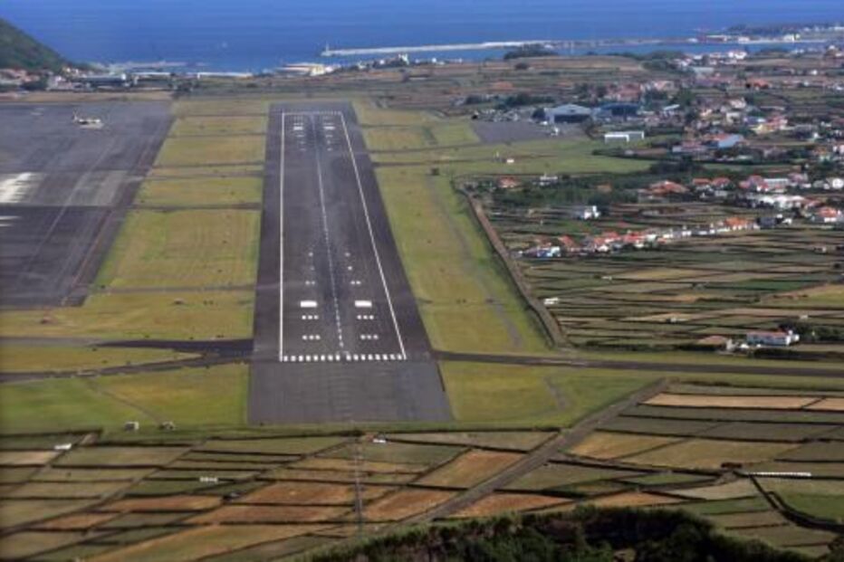 pista do aeroporto e base das Lajes, ilha Terceira, Açores